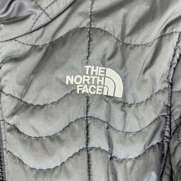 The North Face Light weight Puffer Jacket - Picture 6 of 11